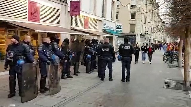 Nancy : les forces de l'ordre encerclent la place du marché