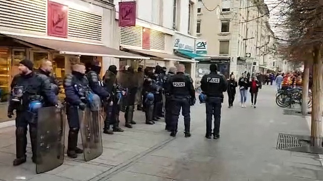 Nancy : les forces de l'ordre encerclent la place du marché