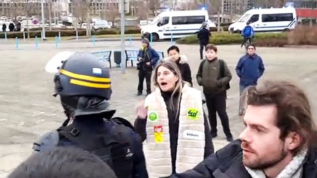 Besançon : forces de l’ordre et Gilets Jaunes se font face devant la piscine Lafayette