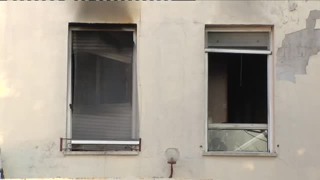 Un vecino salva a una mujer encerrada en una casa incendiada por su marido