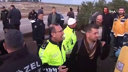 Yolun kenarına dizilip film izler gibi kazayı izlediler!