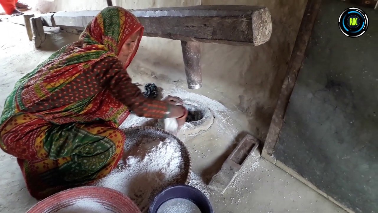 Traditional Way of Grinding Rice Flour ढिकिमा पिठो कुट्दै ।