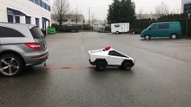 Un mini Cybertruck tracte une Mercedes