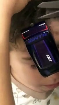 Jouet coincé dans les cheveux : faut couper la mèche !