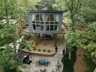 This Luxury Tree House in Bloomington Springs, Tennessee Has a Jukebox, Clawfoot Tub, and So Much More