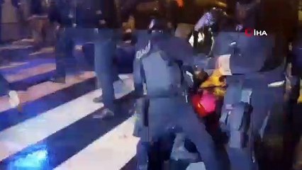 - Fransa Polisinden Göstericilere Sert Müdahale
