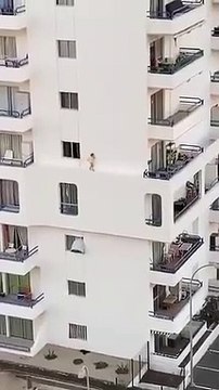 فيديو: يحبس الأنفاس طفل يسير على حافة بناية شاهقة