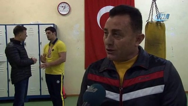 Boks şampiyonu sahada değil asansörde ter döküyor