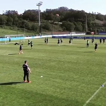 Deportivo forması giyen Emre Çolak idmanda ağların tozunu aldı