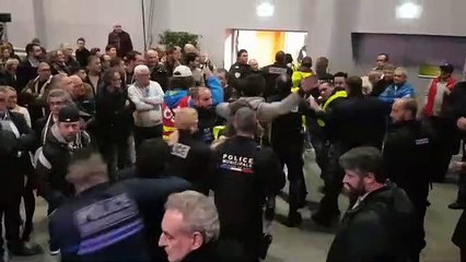 Vœux du maire à Montélimar : des gilets jaunes évacués de la salle par la police