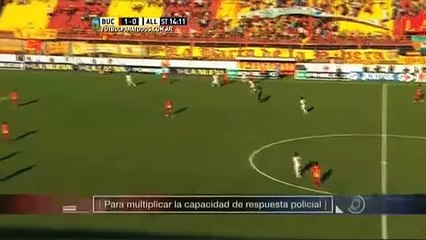 Kaleciden inanılmaz hareket! Rakip forvetin üstüne bastı...