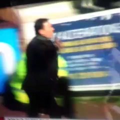 Gol sevincini teknik direktöre kafa atarak yaşamak...