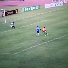 Gervinho topu ceza sahasından tribüne yolladı