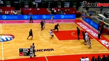 Son saniyede ribaundu aldı ve smacı vurdu!