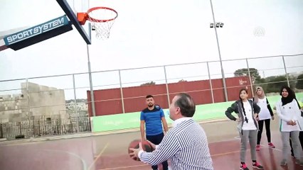 Bakan Bak, Filistinli çocuklarla Basketbol oynadı
