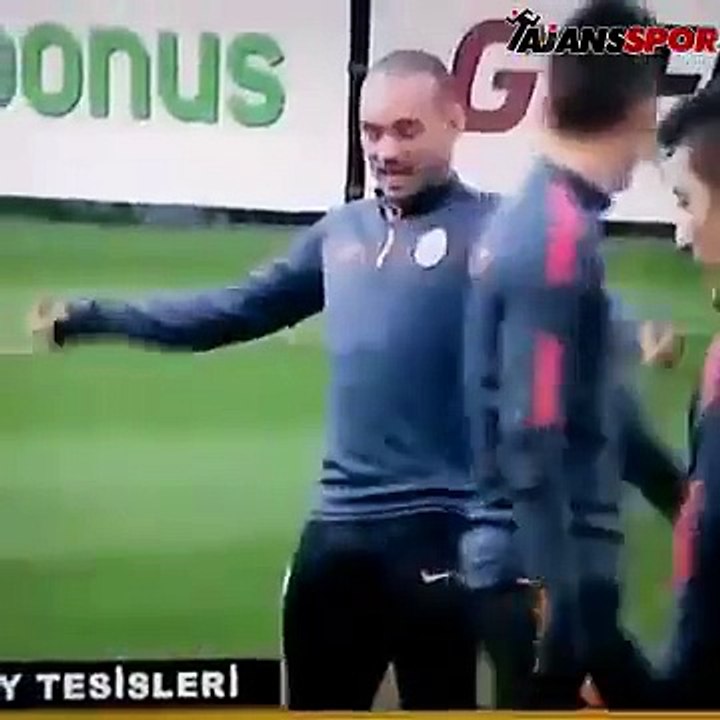 Sneijder antrenmanda göbek attı