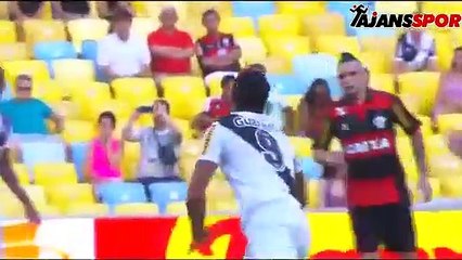 Ucuz yırttı! Rakibinin suratına bastı sarı kart aldı...