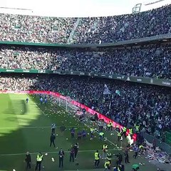 Real Betis taraftarları sahaya binlerce oyuncak attı