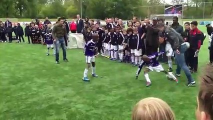 Van Persie kendi turnuvasında çocuklarla dalga geçti