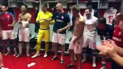 Çekya Milli Takımının Slovakyayı 2-1 mağplup ettiği maçta 90 dakika sahada kalan Ondrej Celustka, maç sonunda soyunma odasında böyle sevinç yaşadı.
