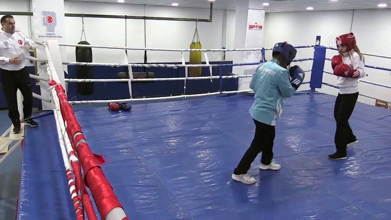 "Erkek sporu" denmesine aldırmadığı boksta şampiyon oldu
