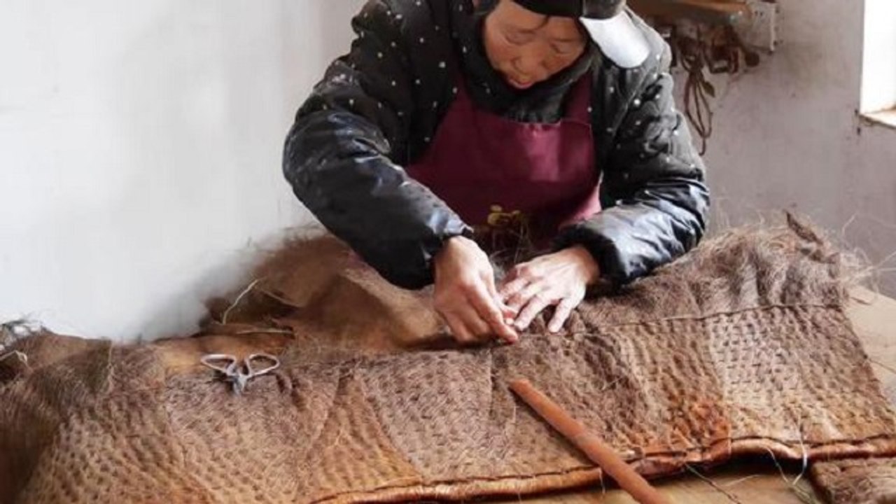 【Weaving Suo Yi】实拍农村老人编蓑衣，很多年轻人都没见过，这种古代雨衣会失传吗