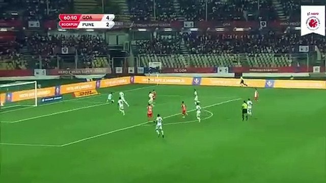 Hindistan Süper Liginde oynanan bir karşılaşmada golü önlemek isteyen futbolcunun talihsiz anı