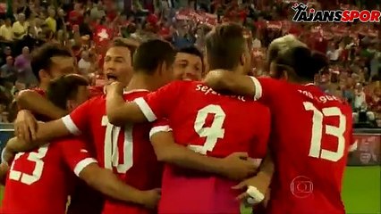 Barcelonalı Alves kendi kalesine kafayla attı!