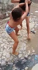 लडको के चक्कर मै लडकीयो आपस मै लड़ पडी