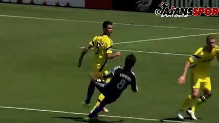 Giancarlo Gonzalez (kendini yere atma)