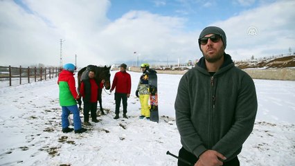 "Atlı snowboard" yapmanın heyecanını yaşadılar