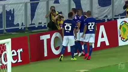 Önünde seken topa inanılmaz vurdu!