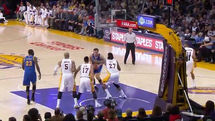 Stephen Curry 30 sayı ve 15 asistle galibiyetin mimarı oldu