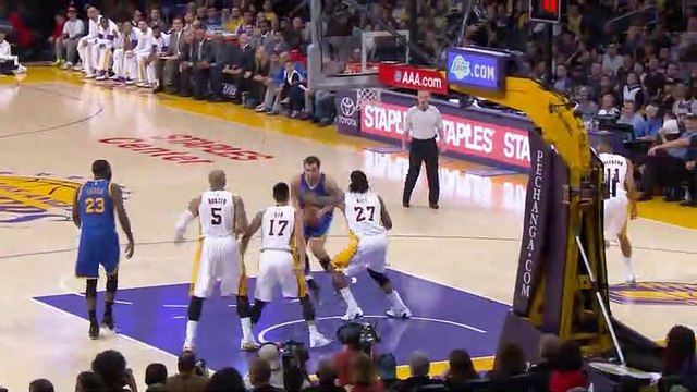 Stephen Curry 30 sayı ve 15 asistle galibiyetin mimarı oldu