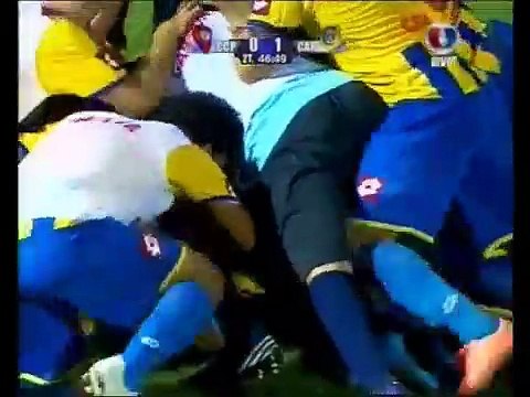 Uzak mesafeden şık frikik golü!