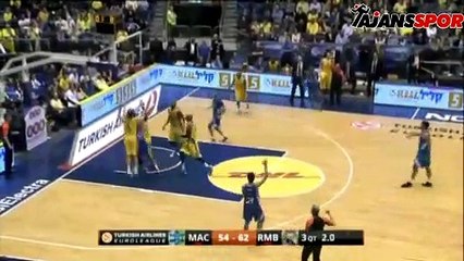 Devin Smith kendi potasından basket attı