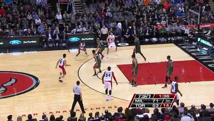 Reverse dunk: Terrence Ross vs Milwaukee Bucks