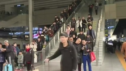 중국 집단 폐렴 비상...최대 명절 '춘제' 대이동 시작 / YTN