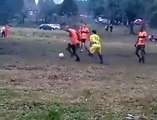 Futbolcuyu durduramayınca saha karıştı