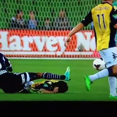 Yerdeki topa kafa atmak...