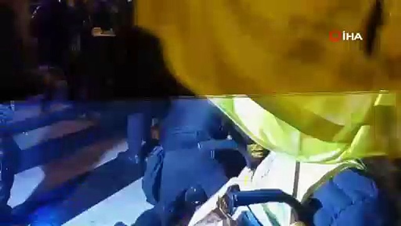 Fransa polisinden halka hem darp hem gaz bombası