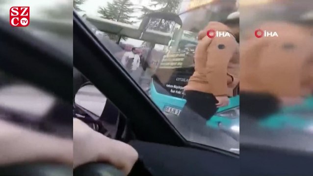Tekerlekli sandalyesiyle halk otobüsünün önünü kesti