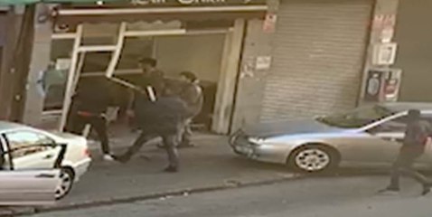 Cataluña sin ley: bestial pelea entre bandas con armas blanca, hachas y palos en un bar de Badalona