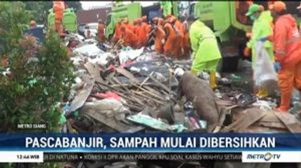 Tim PPSU Jakarta Bersihkan Sampah Sisa Banjir