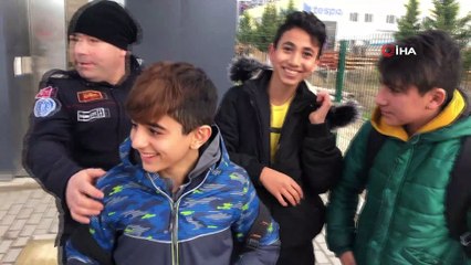 Okul yolunda asansörde mahsur kaldılar