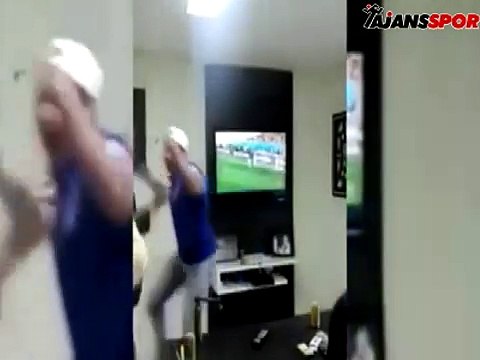 Penaltı kurtarışına sevindi televizyonu parçaladı!