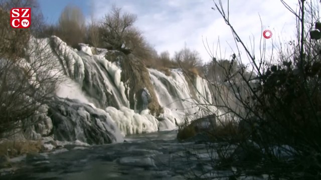 Muradiye Şelalesi kısmen dondu