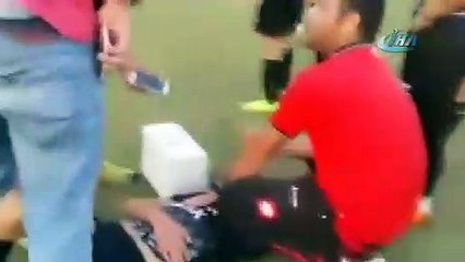 Taraftarlar bıçak sopalarla futbolculara saldırdı