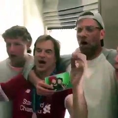 Liverpool taraftarı, Klopp'u bağrına bastı