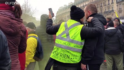 Könnygáz és összecsapások a párizsi tüntetésen